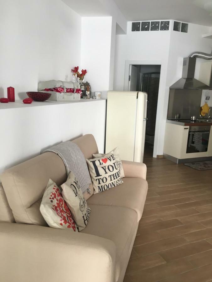 The Shabby House - Charming Seaside Retreat In Central Anzio, Steps From Beach And Train Station Екстер'єр фото